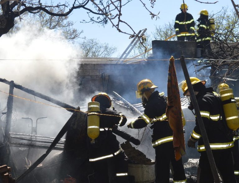Se quemó pequeño galpón, bomberos salvan vivienda