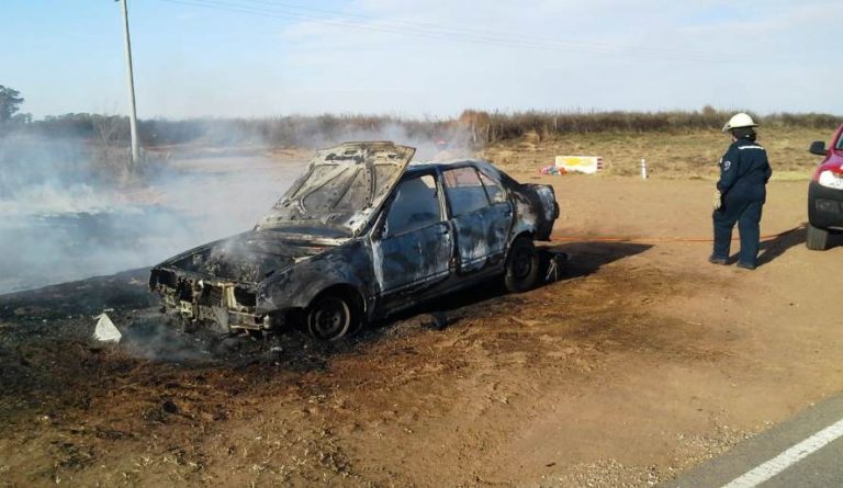 Se incendió un auto en ruta provincial 1