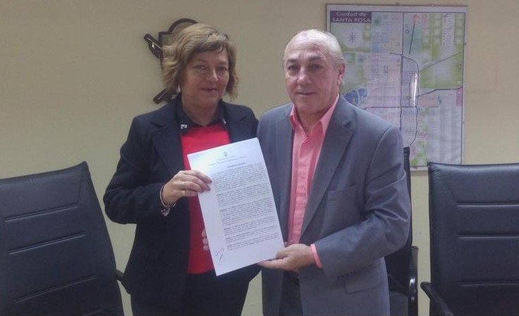 La intendenta de Colonia Barón firmó convenio por 16 casas sociales