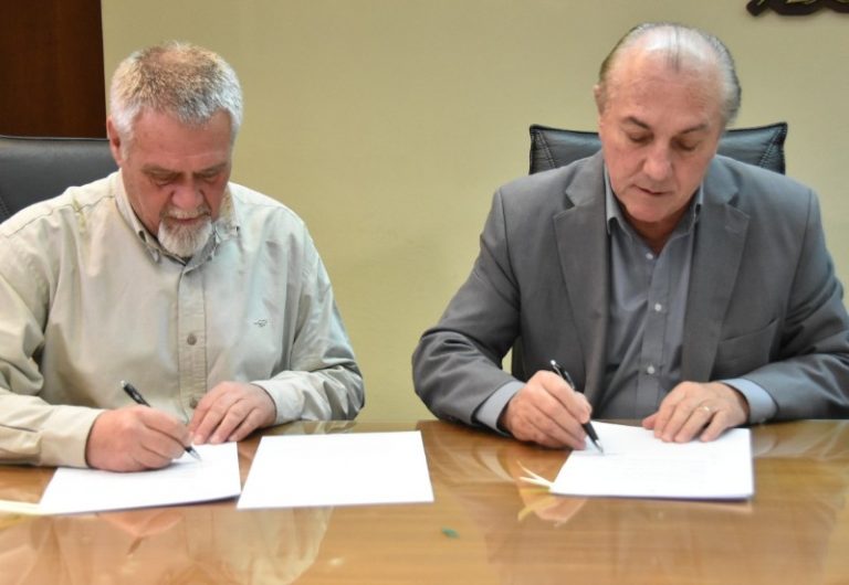 Casas sociales para Metileo: Pavoni firmó convenio