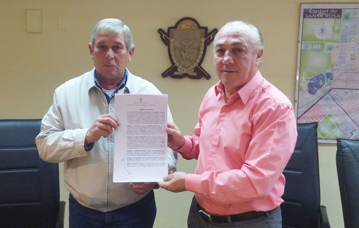 Agustoni: Luis Muñoz firmó convenio por tres casas sociales