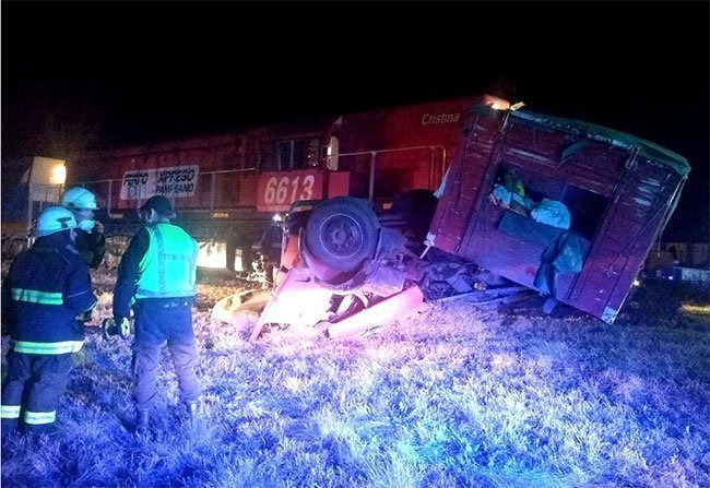 General Pico: camión arrollado por un tren y muere el conductor