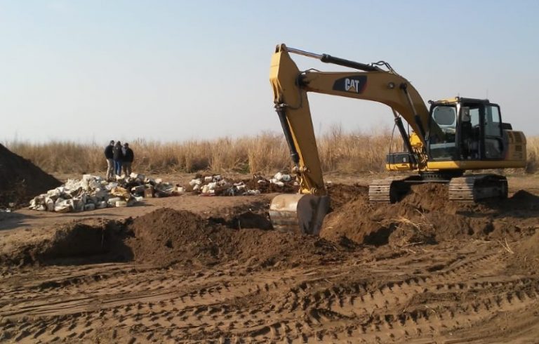 Hallaron bidones de glifosato enterrados en un campo en cercanías de Vértiz