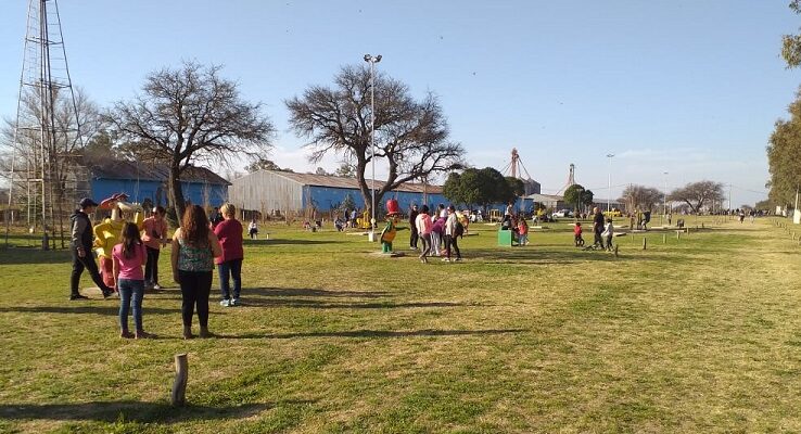 Metileo: el paseo de los personajes se transformó en un verdadero atractivo turístico