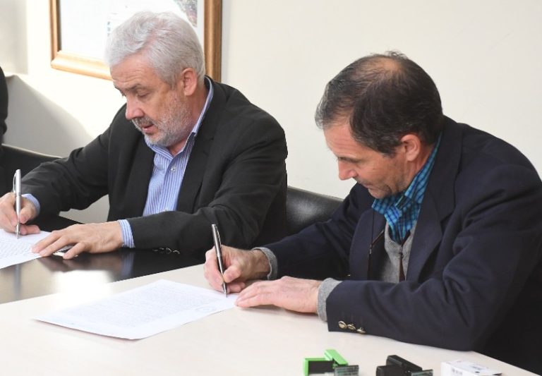 Gobierno firmó convenios de obras con Villa Mirasol y Luan Toro