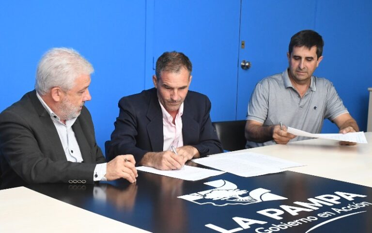 Firman convenio por esperada obra de agua potable en Villa Mirasol