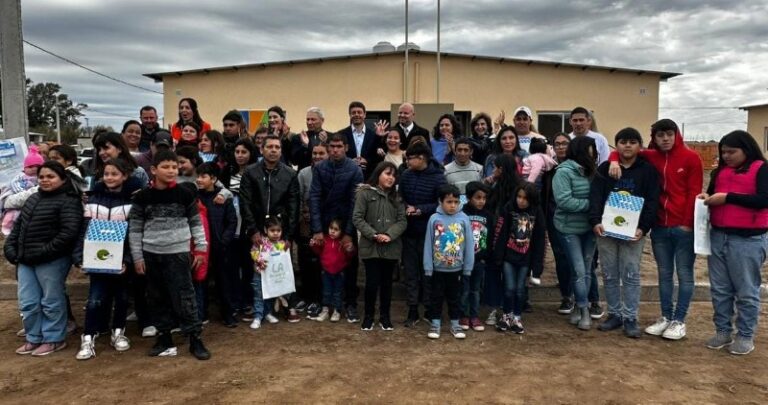 Diez familias de Intendente Alvear recibieron sus viviendas del Plan “Mi Casa 1”