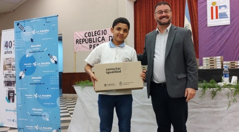 Estudiantes de Parera y Quetrequén recibieron netbooks de Conectar Igualdad