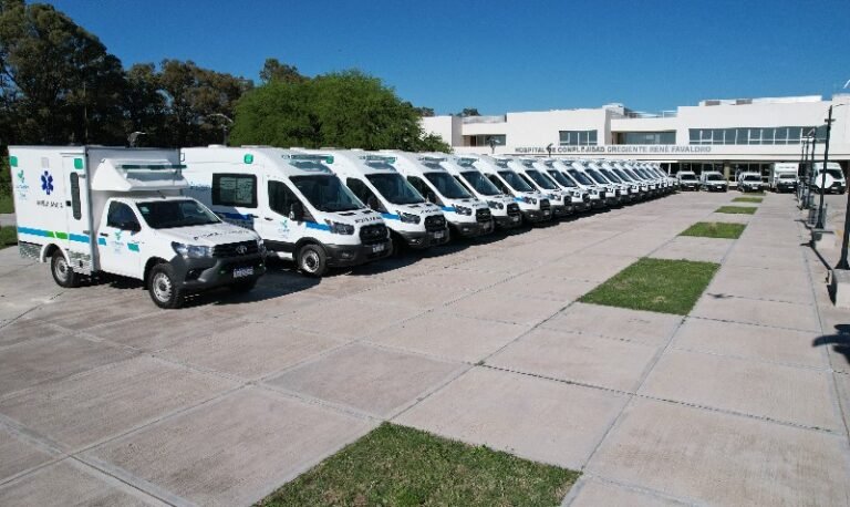 Ziliotto encabezó la entrega de 24 nuevas ambulancias