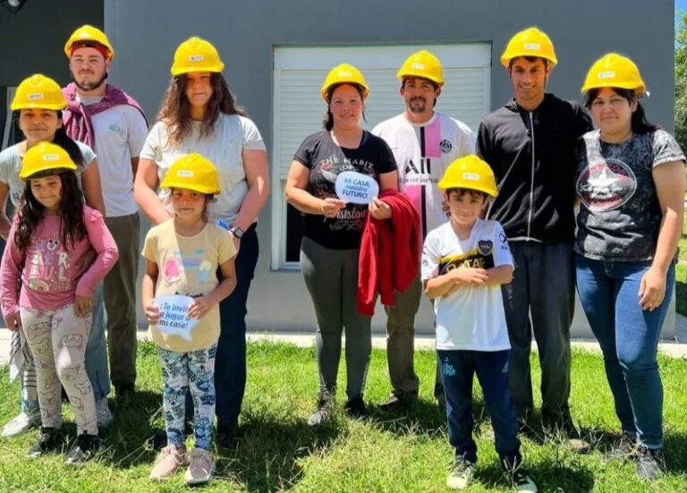 Agustoni: familias beneficiarias comenzaron a ocupar las nuevas viviendas