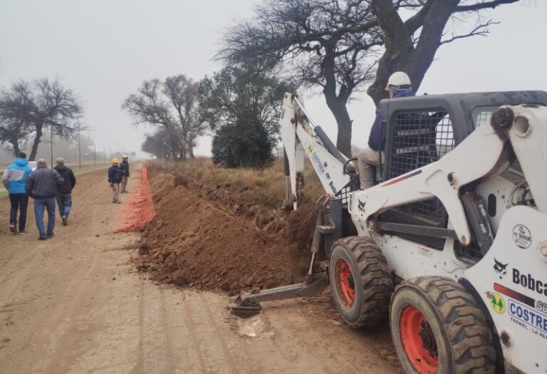 Con aportes del Gobierno provincial, avanza la ampliación de la red de agua potable en Arata