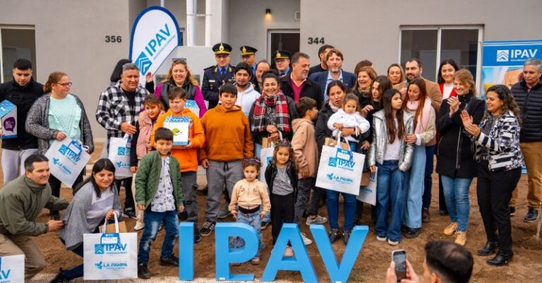 Gobierno provincial entregó diez nuevas viviendas en Ingeniero Luiggi