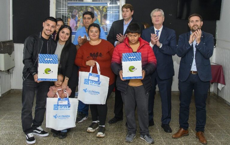 Metileo: Ziliotto entregó viviendas, anunció cuatro más y recursos para el Polideportivo